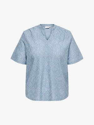 Lyseblå bluse med korte ærmer, blonde mønster, rund delt halsudskæring og afslappet pasform.