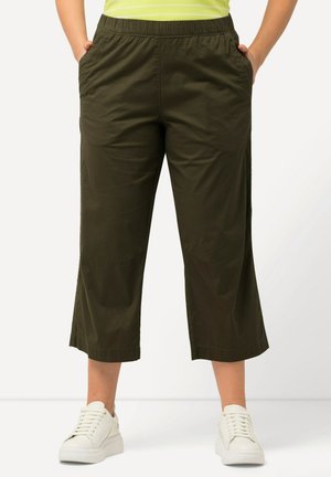 Ulla Popken 7/8 RUBY GENOUX PRÉFORMÉS JAMBES DROITES CEINTURE ÉLASTIQUE - Trousers - forest green