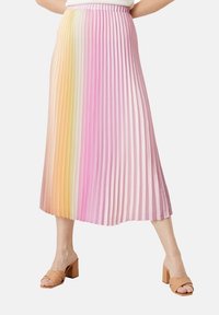 Gonna midi plissettata con colori sfumati che passano dal giallo chiaro al rosa. Realizzata in tessuto liscio con una fascia in vita aderente e pieghe geometriche ben definite.
