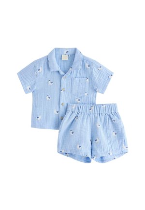 Vaaleansininen, lyhythihainen nappipaita taaperolle, jossa on pieniä valkoisia ja sinisiä lintukuvioita, sekä joustovyötäröiset shortsit.