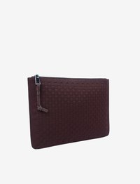 Bruine rechthoekige clutch met een geweven patroon, bovenrits en leren ritstrekkertje.