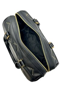 Borsa in pelle nera con hardware dorato, chiusura con zip e dettagli di borchie. Interno foderato in tessuto nero, con ampio spazio.