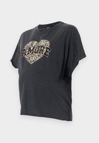 Tmavě šedé tričko s krátkým rukávem, které má design srdce s leopardím potiskem a slovem "AMORE" v tučných černých písmenech. Měkký bavlněný materiál.
