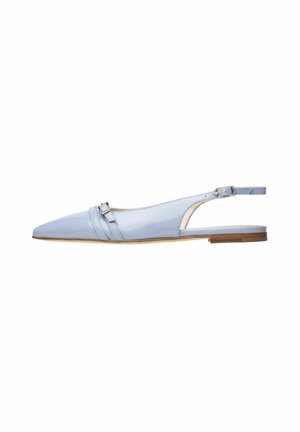 Lyseblå patentlæder slingback sko med spids tå, der har to vandrette stropper og en spændeaccent, på en flad træsål.