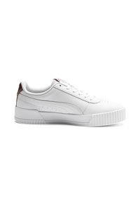 Sneakers bianchi in pelle con una finitura texturizzata, punta rotonda, suola piatta in gomma e design minimalista. Presentano un piccolo dettaglio marrone al tallone.