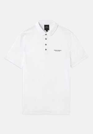 Polo blanco hecho de algodón con mangas cortas, cuello con solapa, cinco botones oscuros y un logotipo bordado de "Armani Exchange" en el pecho.