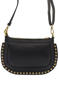 Sac bandoulière en cuir noir avec une finition texturée, fermeture éclair dorée et accents cloutés le long des bords. Bandoulière réglable pour plus de polyvalence.