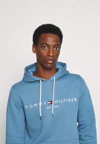 Tommy Hilfiger LOGO HOODY - Sweatshirt com capuz - dusty indigo