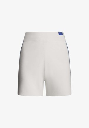Bijele atletske kratke hlače s širokim pojasom, glatkom teksturom i mornarsko plavim bočnim detaljima. Jednostavan dizajn, dužina iznad koljena.