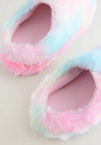 Flauschige Hausschuhe mit einem mehrfarbigen Pastellverlauf in Rosa, Blau und Grün, einem plüschigen, weichen Äußeren und einer rosa Innenauskleidung.