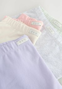 Set od četiri pamučne tajice u pastelnim bojama: lavanda, ružičasta, krema i svijetlo siva, svaka s malom oznakom s dizajnom srca.
