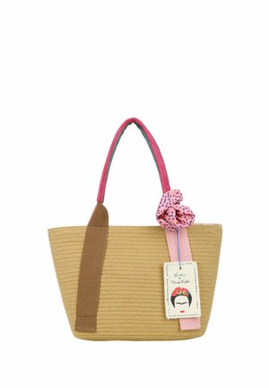 Sac à main tressé couleur fauve avec anses roses et marron, fleur en tissu rose et étiquette avec un visage stylisé avec des fleurs sur la tête.