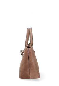 Borsa a tracolla in suede marrone con una texture morbida, design affusolato e doppie maniglie in pelle. Presenta una chiusura con zip e sottili dettagli metallici.