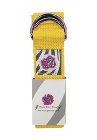 Gelber Yogagurt mit drei Metallringen, versehen mit einem pinkfarbenen und grauen Logopatch auf einem strukturierten Stoff mit Zebra-Muster.