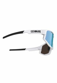 Occhiali sportivi bianchi e neri con design avvolgente, lenti blu e marroni, montatura resistente e forma esagonale delle lenti.