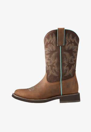 Brauner Cowboy-Stiefel aus Leder mit dekorativer türkisfarbener Stickerei und Wildleder-Oberteil, mit Zuglasche und niedrigem Absatz vor weißem Hintergrund.