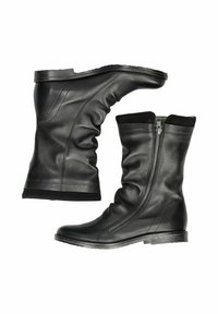 Czarne skórzane botki za kostkę z luźnym fasonem, bocznym zamkiem i teksturowanymi akcentami. Płaskie gumowe podeszwy i gładkie wykończenie na całej powierzchni.