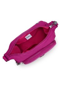 Borsa a tracolla in tessuto rosa con cerniere, dotata di tasca interna e etichetta con marchio. Texture liscia e forma arrotondata, visione aperta dall'alto.