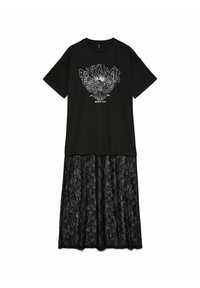 Robe T-shirt noire à manches courtes avec un graphique blanc "Rock Angel World Tour" et une longue jupe en dentelle noire attachée en bas.