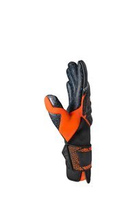 Schwarze und orange Handschuhe mit strukturierter Oberfläche, die ein erhabenes blau gesprenkeltes Muster auf den Fingern und einen sicheren Riemen am Handgelenk aufweisen.