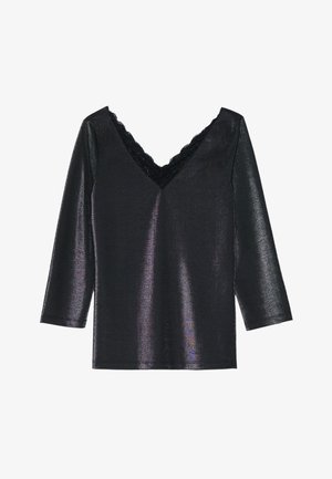Crna majica s V-izrezom i čipkastim detaljima, izrađena od sjajnog materijala. Ima rukave do tri četvrtine i prilagođen dizajn. Glatka tekstura, minimalni detalji.