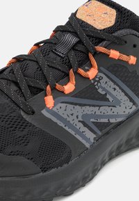 New Balance FRESH FOAM GAROÉ - Trail tekaški čevlji - black