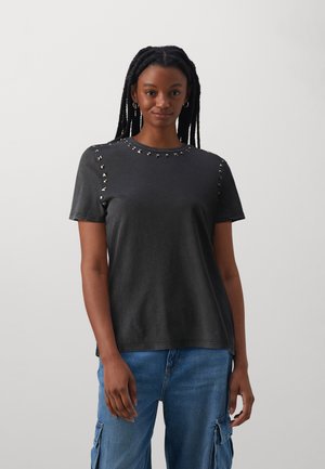 T-shirt noir à manches courtes en coton avec des accents cloutés sur les épaules ; coupe décontractée avec un col rond et une texture douce.