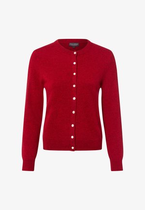 Czerwony sweter z dzianiny, z okrągłym dekoltem, długimi rękawami i zapięciem na guziki. Posiada białe guziki oraz ściągacz na dole i przy mankietach.