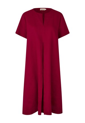 Vestido de manga corta, de corte holgado y largo hasta la rodilla en rojo intenso con una pequeña abertura en forma de V en el cuello y un pliegue central en el frente.