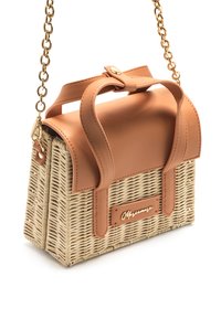 Sac à main rectangulaire tissé avec un corps beige, des accents en cuir marron clair et une bandoulière chaîne dorée. Comprend une poignée supérieure et un patch logo.