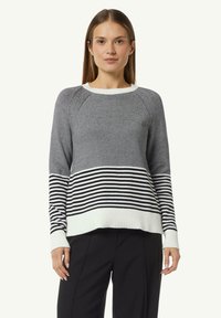 Grauer Strickpullover mit horizontalen schwarz-weißen Streifen. Verfügt über einen Rundhalsausschnitt, Raglanärmel und einen gerippten Saum sowie Bündchen.