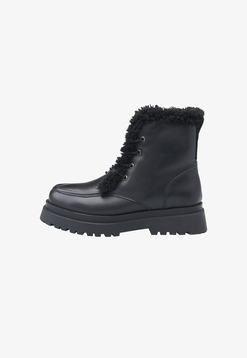 Zwarte leren enkelboots met nepbont afwerking en vetersluiting, met een dikke, gestructureerde zool voor grip en duurzaamheid.