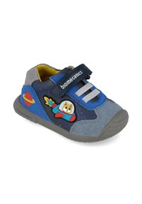 Sneaker per bambini blu e grigio con una fascia in velcro. Presenta una grafica di un cane a tema spaziale, lacci e una suola in gomma texturizzata.