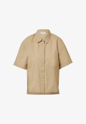 Chemise beige à manches courtes avec un col pointu, fermeture à boutons sur le devant et deux grandes poches plaquées à la taille. Fabriquée en tissu léger.