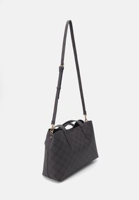Bolso de mano negro texturizado con asas dobles, correa de hombro desmontable, acentos en hardware dorado y un patrón geométrico. Presenta una forma estructurada.