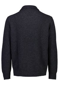 Donkergrijze gebreide trui met een platte kraag, lange mouwen en geribbelde manchetten, met een zachte textuur en een eenvoudig, strak ontwerp.