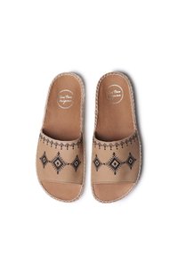 Tanläder slide-sandaler som har svarta broderade diamantmönster, sömnadsdetaljer och en mjuk, naturlig lädersula.