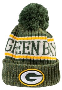 Bonnet en tricot vert avec une bande rayée jaune et blanche comportant le mot "GREENBAY," surmonté d'un grand pompon. Comprend un patch logo.