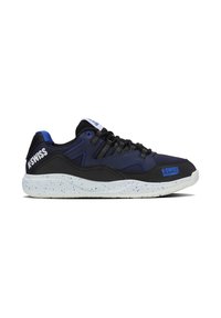 Sneaker atletica nera e blu realizzata in materiale sintetico, con una tomaia testurizzata, accenti blu e una suola bianca screziata.