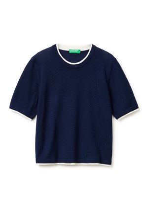 Kort gebreid T-shirt in marineblauw met witte biezen aan de mouwen, zoom en halslijn, uitgevoerd met een ronde hals.