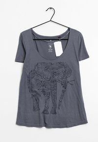 Camiseta de algodón gris con mangas cortas y escote redondeado, que presenta un detallado diseño gráfico de un elefante negro. Etiqueta adjunta.