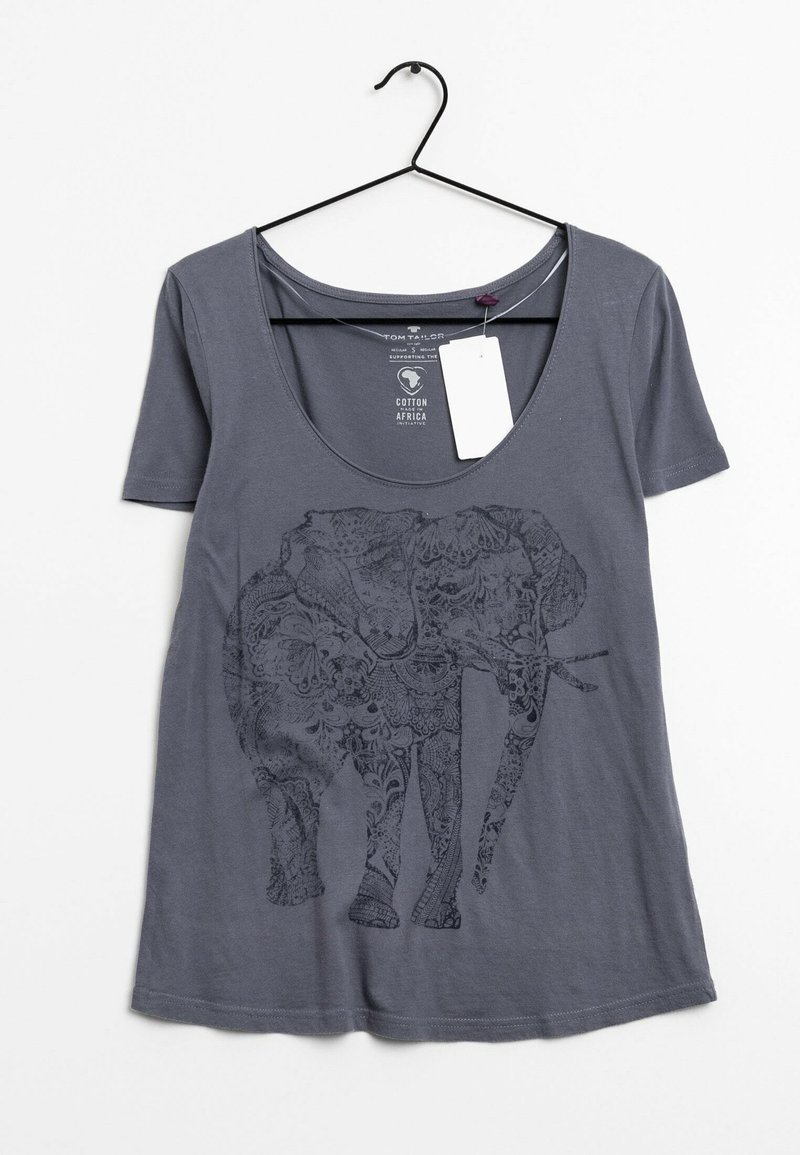 Camiseta de algodón gris con mangas cortas y escote redondeado, que presenta un detallado diseño gráfico de un elefante negro. Etiqueta adjunta.