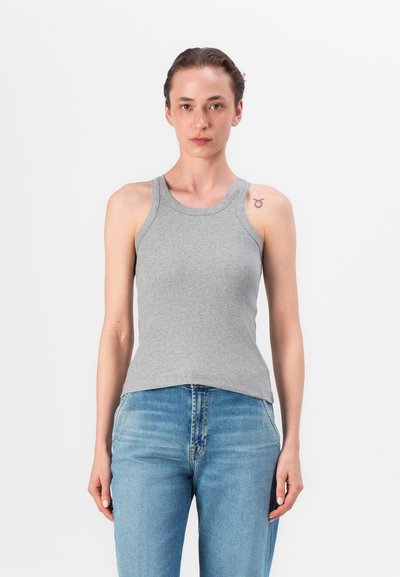 Grå ribbet tanktop med rund udskæring og smalle stropper, parret med lyseblå denim jeans. Glat tekstur, afslappet design.