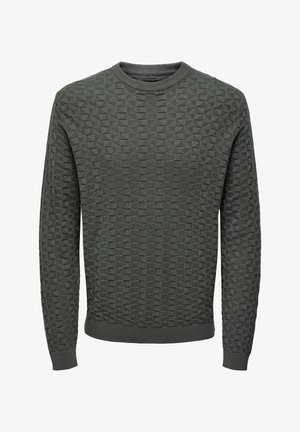 Šedý pletený sveter s geometrickým vzorom, s okrúhlym výstrihom a rebrovanými manžetami a spodným okrajom. Materiál sa zdá byť mäkký a elastický.