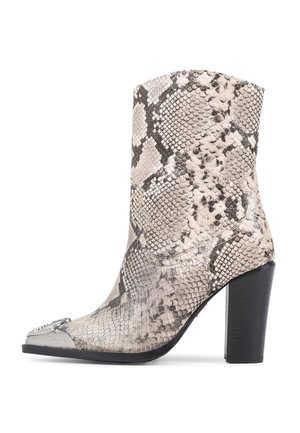 Stivaletto alla caviglia in pelle di serpente con punta appuntita, accenti metallici e tacco a blocco alto. La palette di colori include tonalità di beige, grigio e nero.