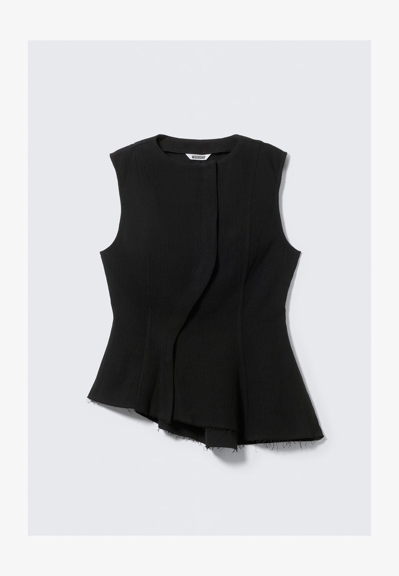Haut noir sans manches avec un ourlet asymétrique, présentant un tissu texturé et un détail de panneau avant, fini avec des bords bruts.