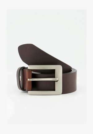 Bruine leren riem met een zilveren rechthoekige gesp. Gladde textuur, vlak ontwerp en een taps toelopende punt, voorzien van een functionele metalen sluiting.