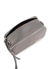 Grau Lederhandtasche mit einer strukturierten Krokodilmuster-Oberfläche, doppelten Reißverschlüssen und einem abnehmbaren Tragegurt. Das Innenfutter besteht aus einem kontrastierenden Stoff.