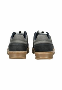 Šedé a námořnické tenisky vyrobené z veluru a síťoviny, s polstrovaným límcem, bílými tkaničkami a gumovou podrážkou s texturovaným vzorem.