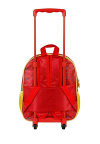 Mochila rodante roja con acentos amarillos; cuenta con un exterior de tela, un mango retráctil y dos ruedas. Incluye correas de hombro ajustables.